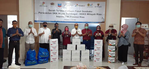 SKK Migas dan KKKS Serahkan Paket Sembako ke PWI Riau